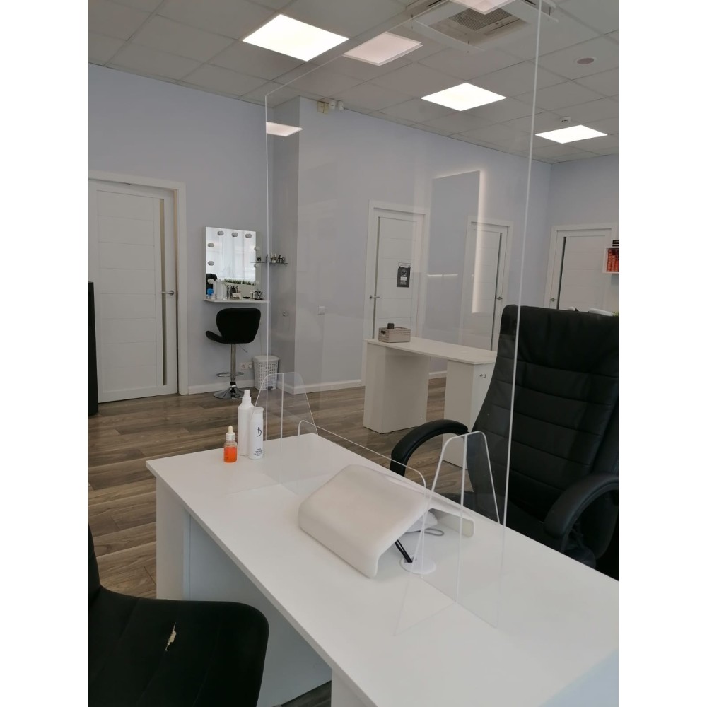 Caurspīdīga aizsargbarjera - aizsargstikls manikīra meistariem