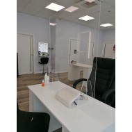 Caurspīdīga aizsargbarjera - aizsargstikls manikīra meistariem